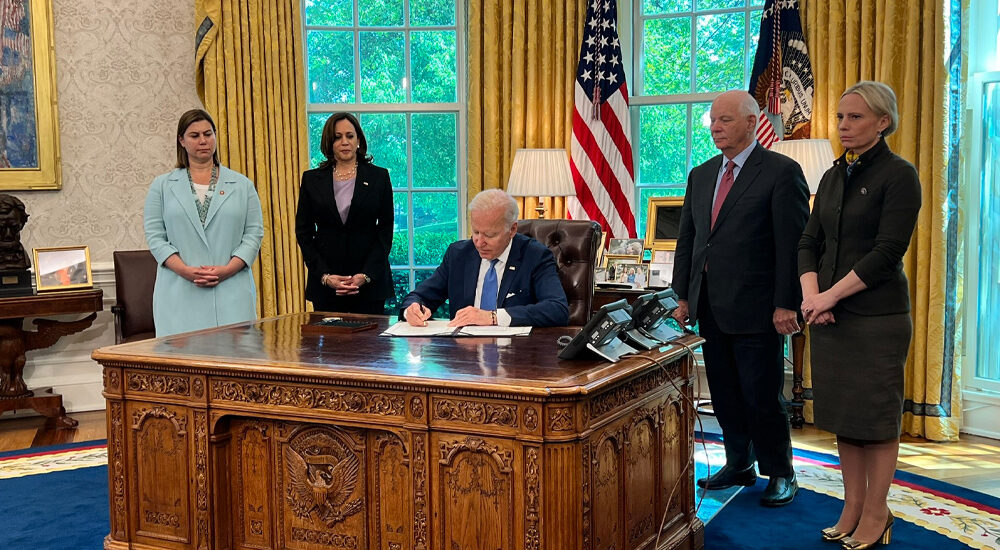 Президент США підписав закон про ленд-ліз для України