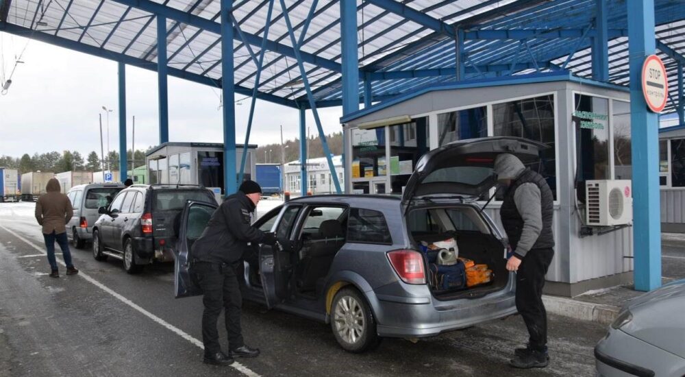 Термін обмежений: скільки можуть перебувати за кордоном чоловіки з дозволом на виїзд