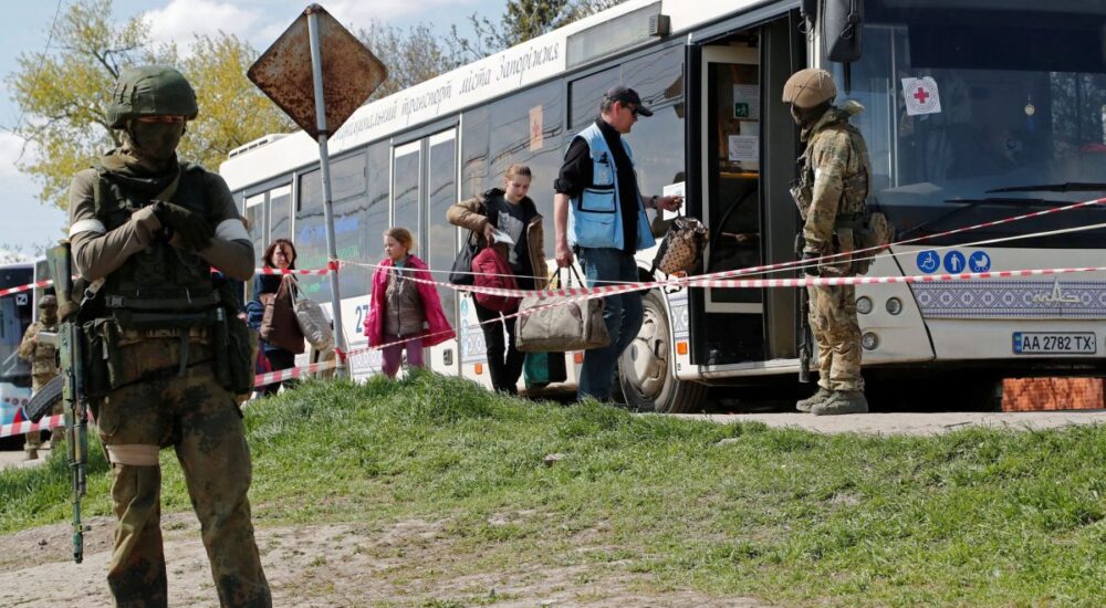 Розпочалася евакуація цивільних з Азовсталі. Вже евакуювали близько 100 цивільних