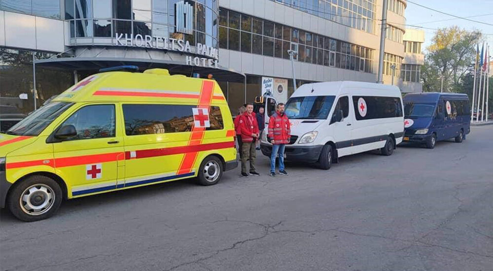 Ще 20 врятованих маріупольців з «Азовсталі» відправились на оздоровлення на Буковину