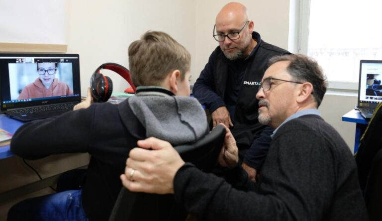 Ізраїль створює “розумні класи” для українських дітей-біженців у Молдові та Польщі