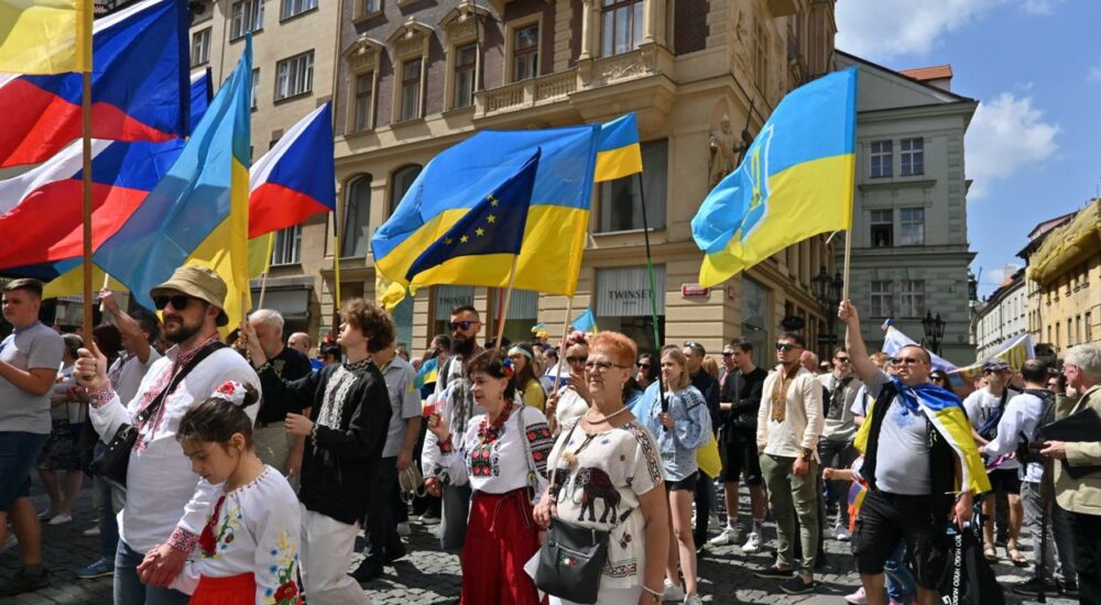 У Празі відбувся парад вишиванок – українці дякували Чехії за допомогу
