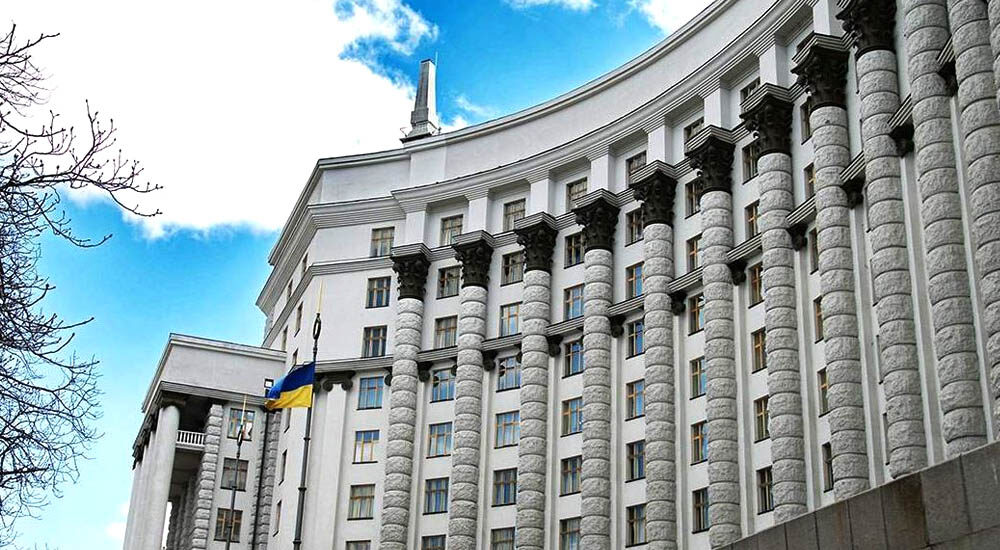 Українці за кордоном зможуть оформити два паспорти