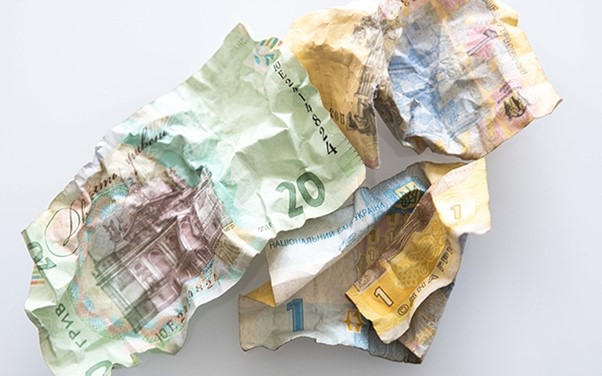 Відмовити не мають права. Де і як обміняти пошкоджені купюри