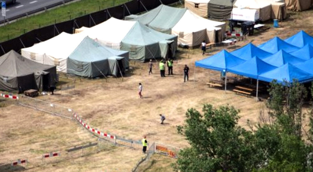 У Празі українських ромів-біженців переселили з вокзалу в наметове містечко