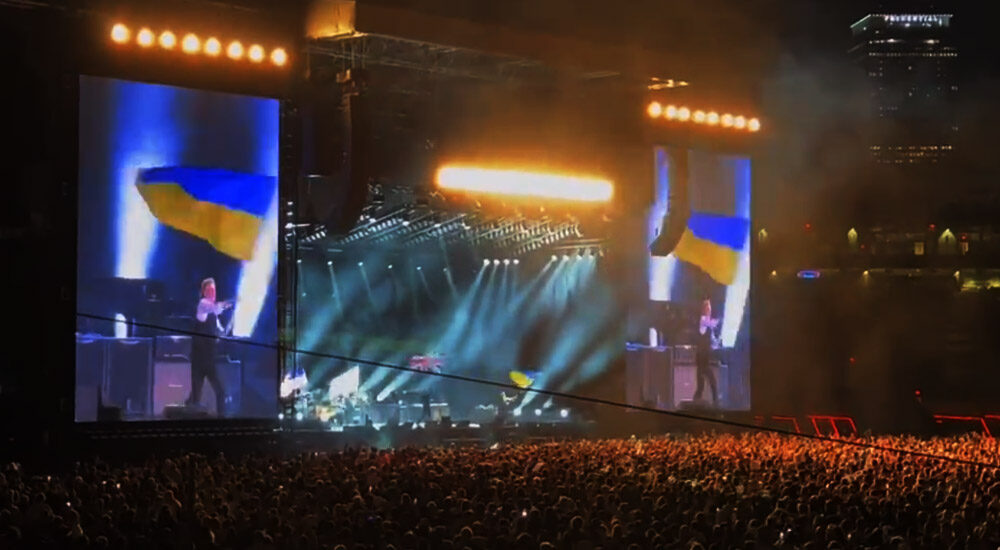 Пол Маккартні вийшов на сцену з величезним прапором України