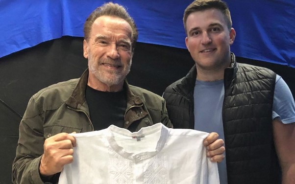 Шварценеггеру подарували українську вишиванку