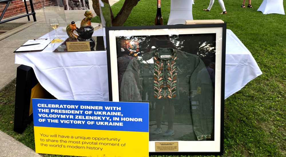 Вишиванку Зеленського продали за $100 тис. на благодійному аукціоні у Вашингтоні