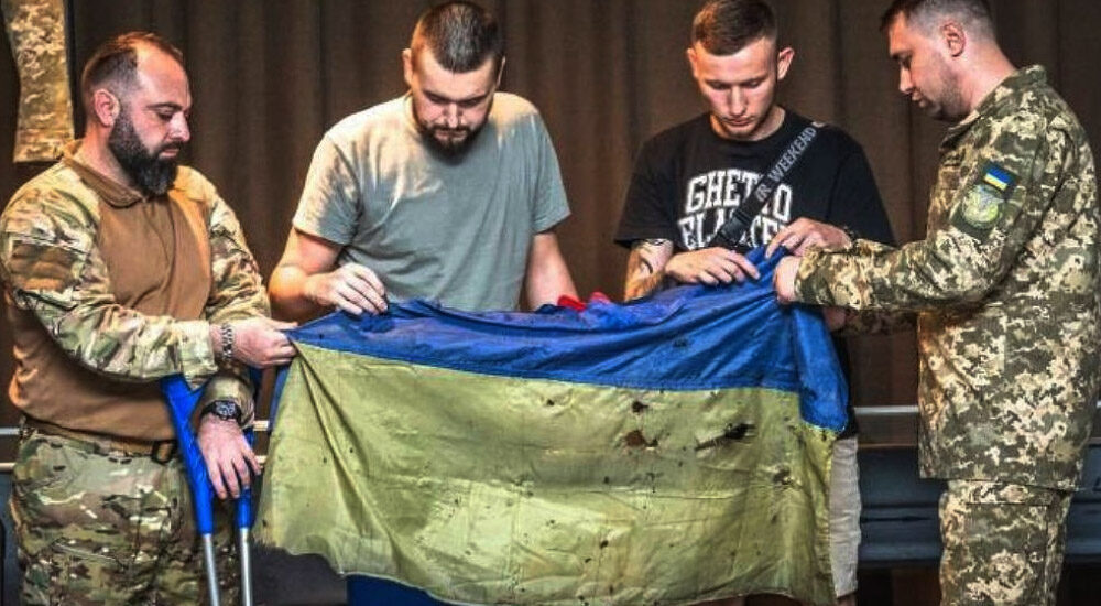 Врятований прапор з «Азовсталі» передали в Музей історії України у Другій світовій війні