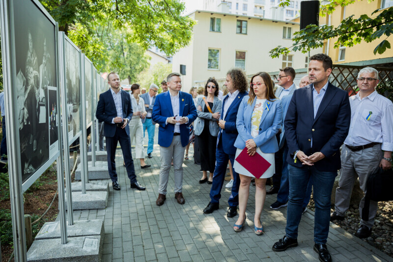 Біля консульства рф у Гданську відкрили сквер імені Героїчного Маріуполя