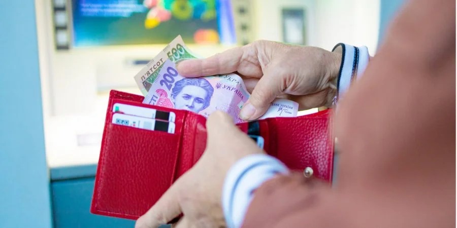 Нацбанк зменшив ліміт зняття готівки за кордоном