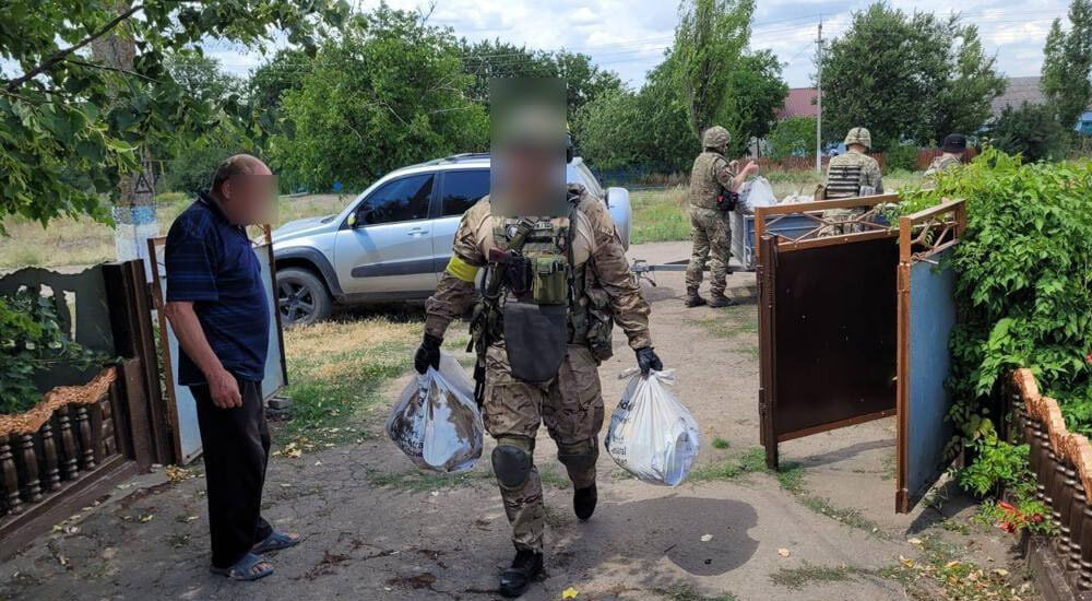 Поліцейські з волонтерами доставили продуктові набори у постраждалі через війну громади Херсонщини