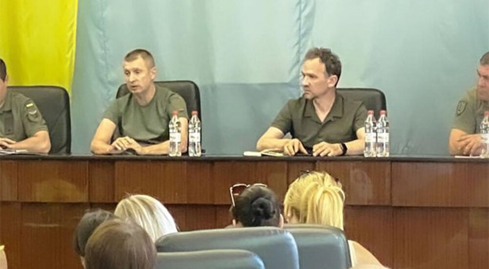 «Боремося за кожного!» – представники Мінреінтеграції зустрілися  з родичами полонених зі Зміїного