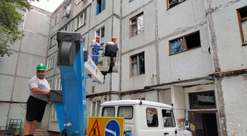 Бригади комунальників із Хмельницького допомагають відновлювати будинки Чернігова