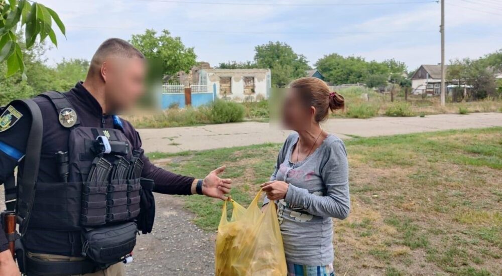 На Херсонщині поліцейські привезли продукти харчування у прифронтове село
