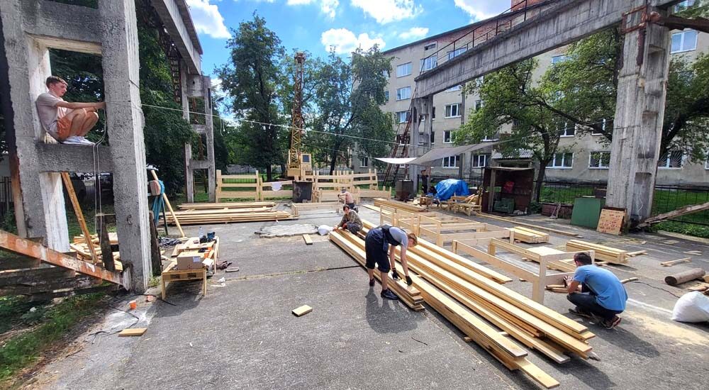 Дерев’яні ліжка для ВПО виготовили волонтери у Стрию