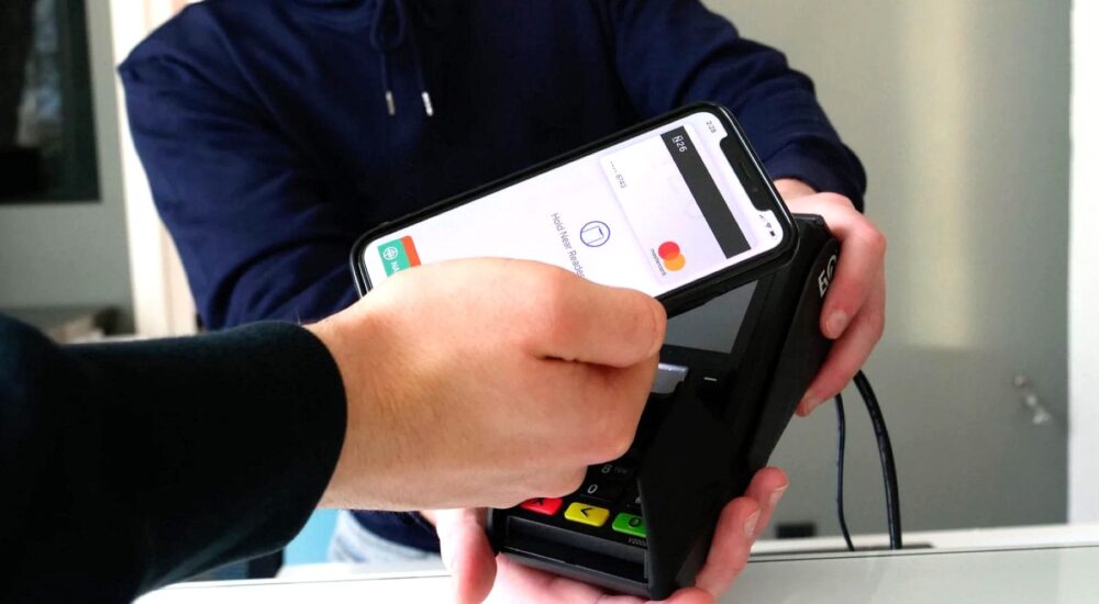 Залізничні квитки тепер можна купувати через Apple Pay: як скористатися сервісом