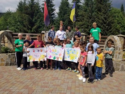 «Карпати кличуть»: діти-переселенці з Миколаївської області поїхали на оздоровлення до табору