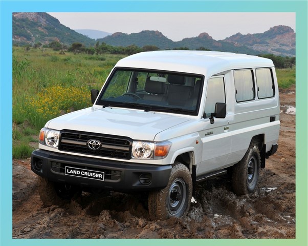 Три десятки евакуаційних автомобілів для медиків від швейцарських благодійників доставили в Україну