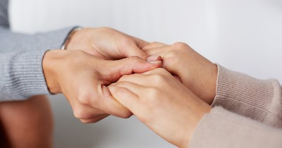 Кому призначається допомога по догляду та як її оформити в умовах воєнного стану?