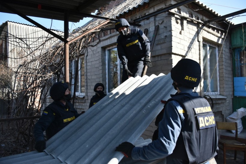На визволеній від ворога Донеччині відновлюють зруйновані будинки, та надають допомогу населенню