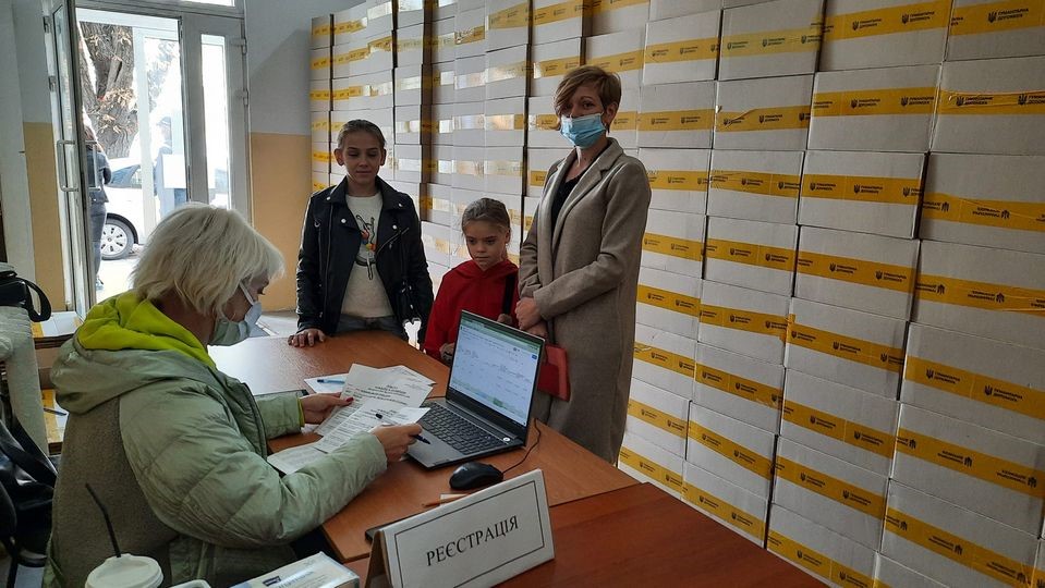 У Запоріжжі та Дніпрі переселенці з Луганщини отримали продуктові набори