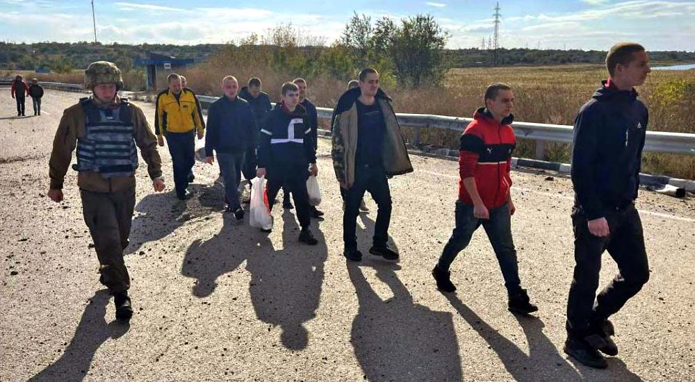 Другий обмін цього тижня: ще 20 українських захисників повернулися з неволі