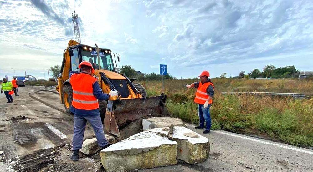 Уже понад 300 кілометрів доріг розчистили у звільнених районах Харківщини