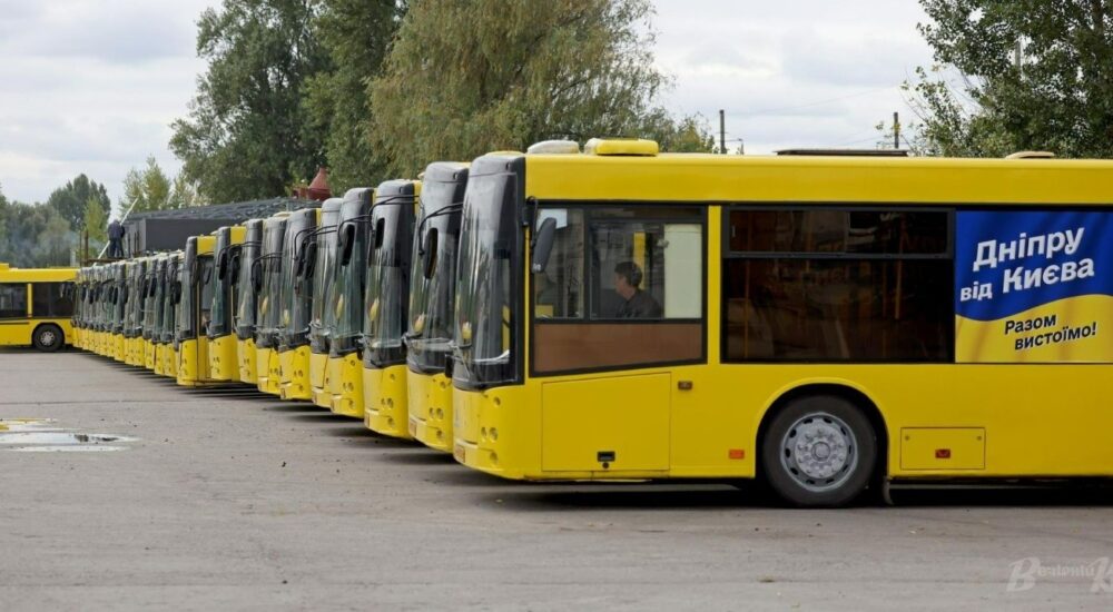 Обіцяні київські автобуси вже у Дніпрі: деякі з них – із гуманітарною допомогою
