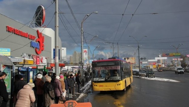 Києві поблизу зупинок транспорту планують встановити захисні конструкції