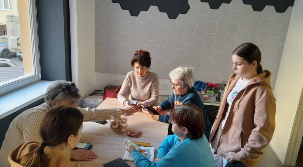 У Франківську переселенців «золотого віку» навчають опановувати віртуальні технології