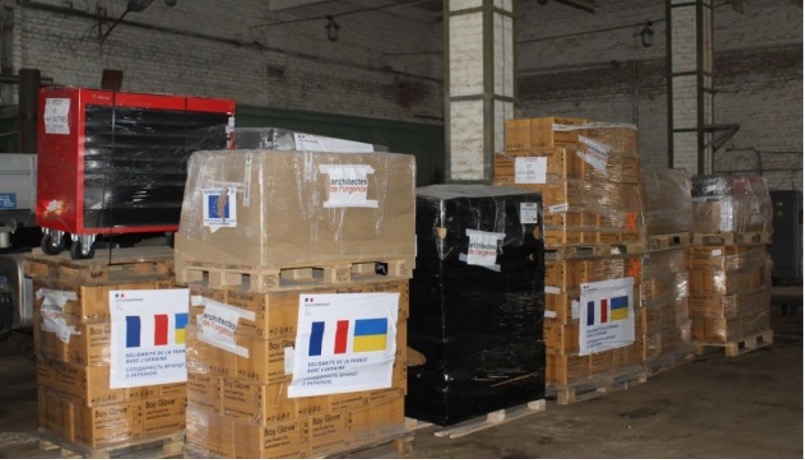 Франція передала Чернігову генератори, будівельні матеріали і планшети
