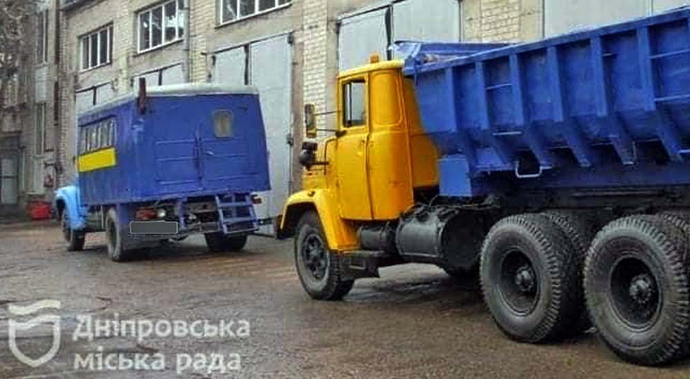 Дніпро передає Херсону комунальну техніку та гумдопомогу