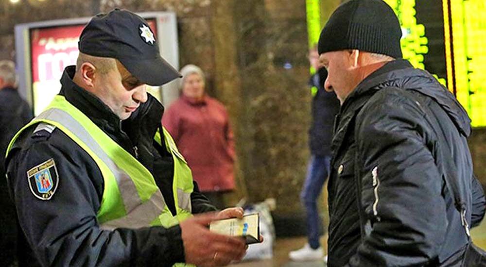 Перевірка документів на вулиці: чи мають правоохоронці на це право?