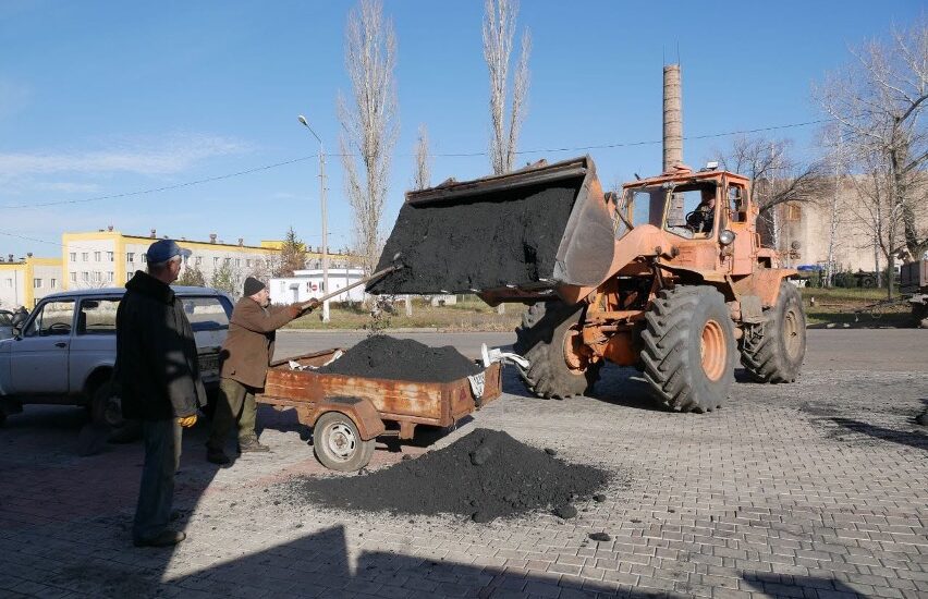 У Бахмуті мешканцям, що залишилися у місті, видають безоплатне вугілля
