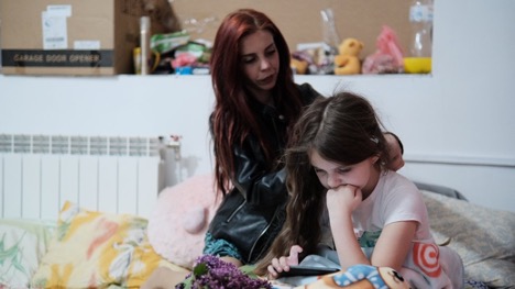 Продуктові набори, гроші й оплата лікування: яку допомогу для переселенців надають організації у Чернівцях та області