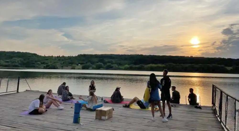 Переселенці з Маріуполя будують табір для ВПО на заході: кого запрошують і що пропонують