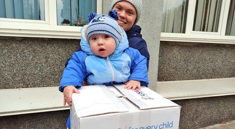 Тисячі комплектів зимового одягу отримали діти-переселенці на Рівненщині