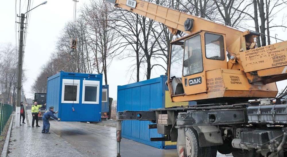 До Чернівців із Чехії доставили перші модульні будинки для переселенців