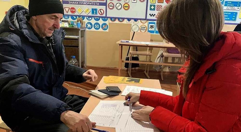 Переселенці з Луганщини отримали гуманітарну допомогу в Дніпрі