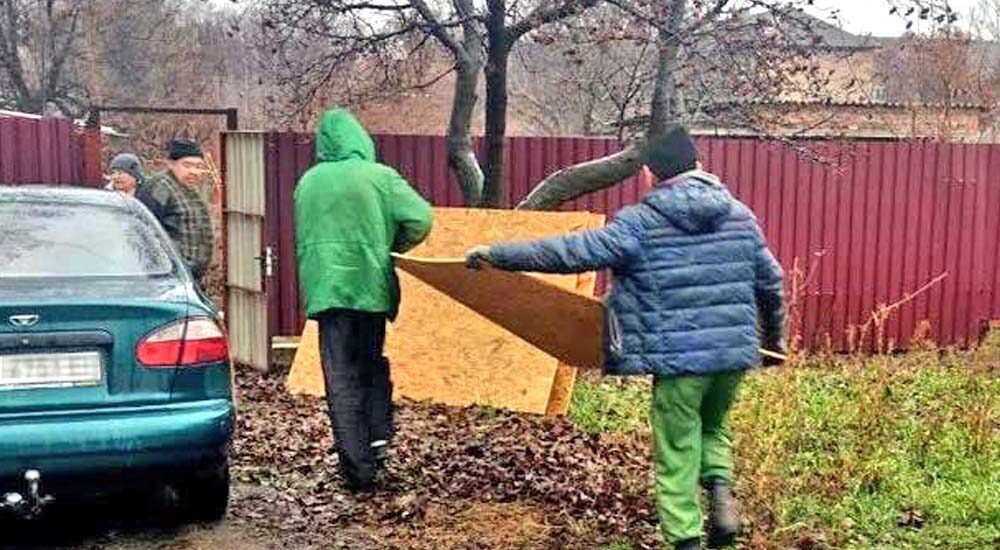 Мешканці Краматорська отримують допомогу для ліквідації наслідків обстрілів ворогом