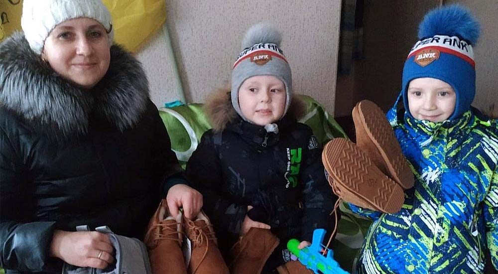 На Дніпропетровщині переселенці-луганчани отримали зимове взуття