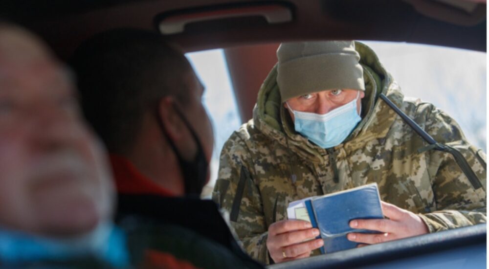 Які документи потрібні для виїзду за кордон чоловіка, що супроводжує особу з інвалідністю?