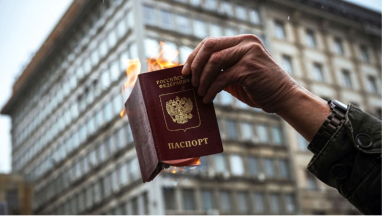 Окупанти загострюють гуманітарну кризу на ТОТ, аби змусити людей отримувати російські паспорти