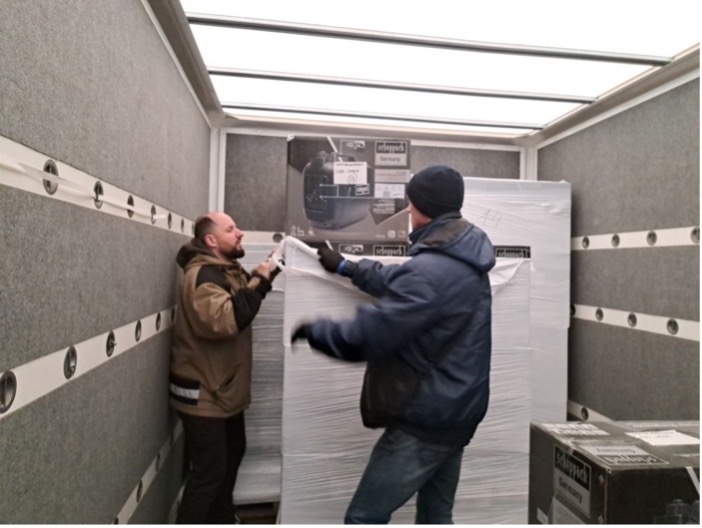 Волонтери передали в Херсон гуманітарну допомогу