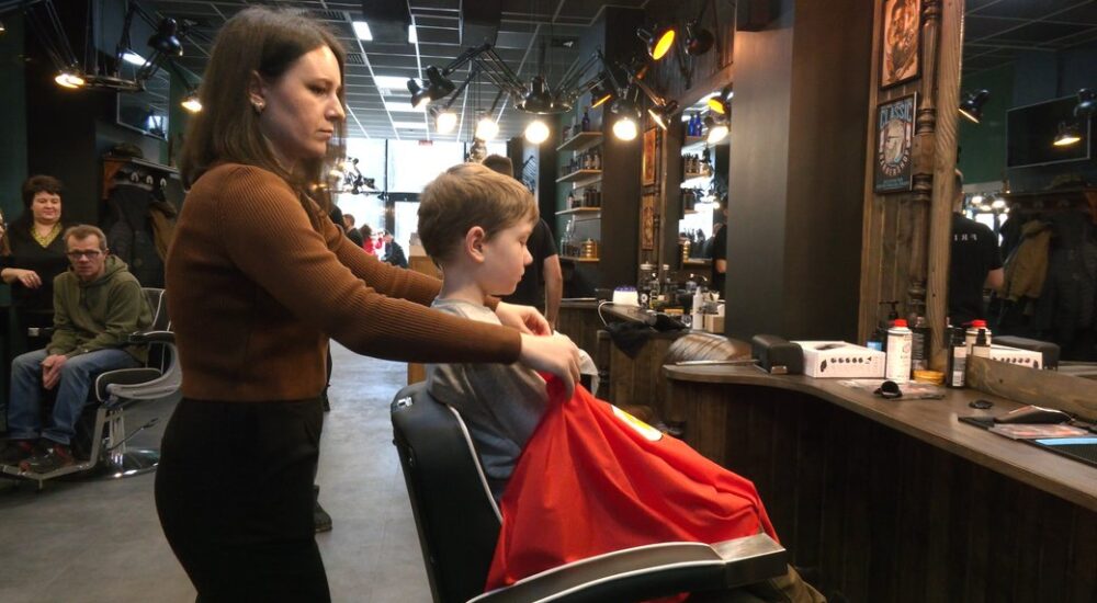 В Івано-Франківську організували курси з перукарського мистецтва для переселенців