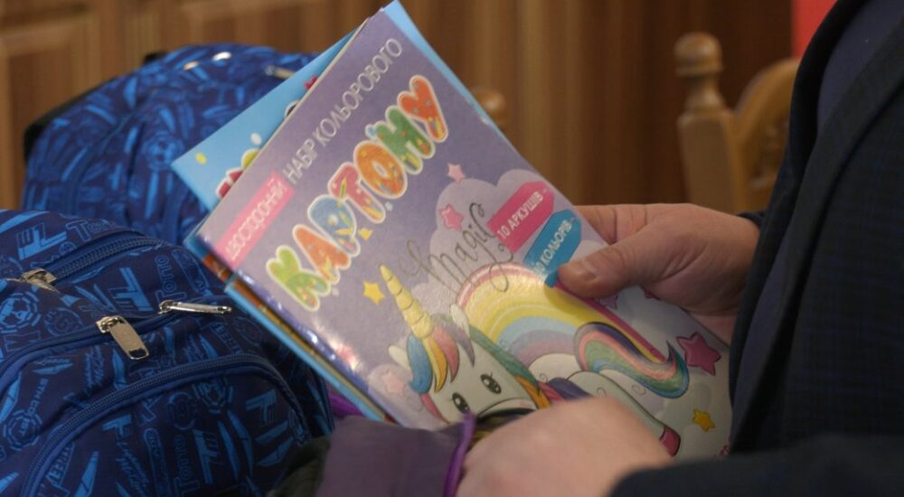 У громадах Івано-Франківщини дітям-переселенцям роздадуть тисячу рюкзаків