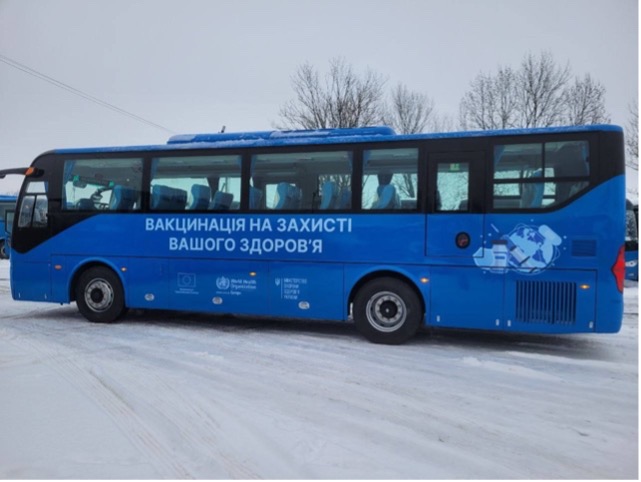 Українські медики отримали автобуси від ВООЗ для проведення вакцинації