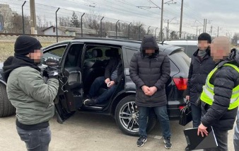 Від 6 тисяч доларів США за довідку про багатодітну родину чи зайняття волонтерством: викрито чергову незаконну схему виїзду за кордон