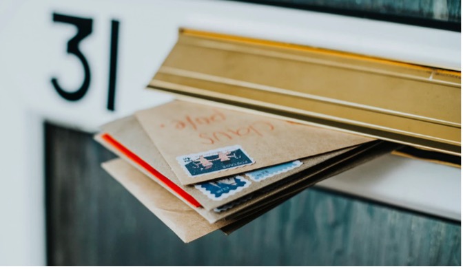 Які документи дозволено та заборонено пересилати в міжнародних поштових відправленнях?